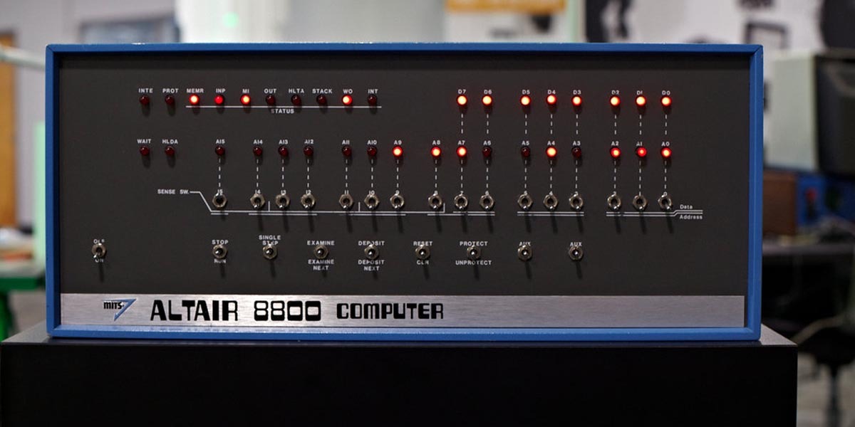 Altair 8800 - микрокомпьютер, разработанный компанией MITS